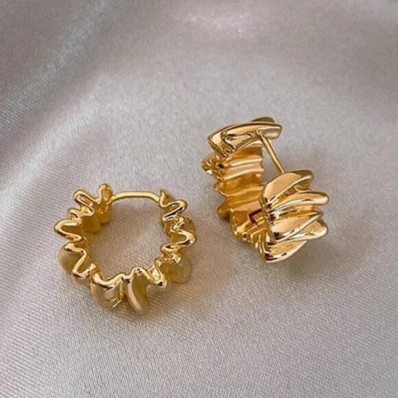 Gold crinkle huggie hoop earrings ✨ - Picture 2 of 5